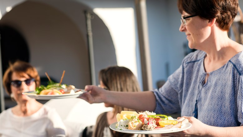 speisen-servieren_urbanushof-_-leonhard-hilzensauer_1, © Leonhard Hilzensauer speisen-servieren_urbanushof-_-leonhard-hilzensauer_1, © Leonhard Hilzensauer