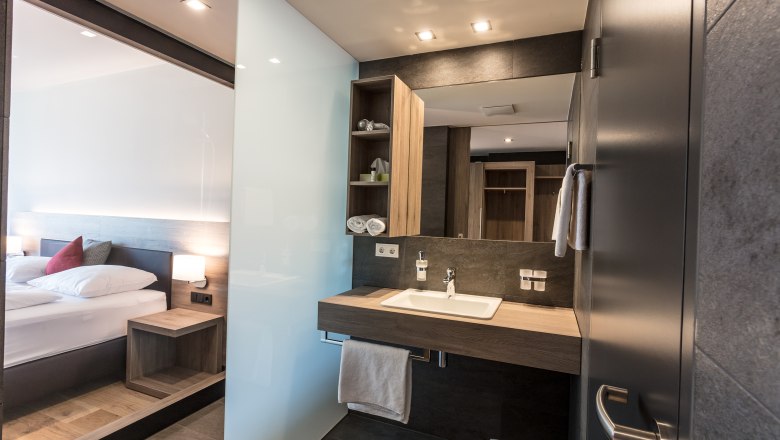 Beispiel Badezimmer Weinlodge, © KASTNER NEW MEDIA - kastner.tv Modernes Hotelzimmer mit Bad und Doppelbett.