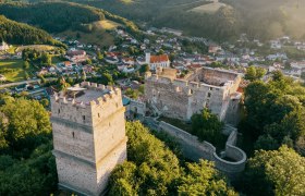 Luftaufnahme mit Feuerturm, Burgruine und dem Ort Kirchschlag, © Wiener Alpen, Roman Königshofer Luftaufnahme mit Feuerturm, Burgruine und dem Ort Kirchschlag, © Wiener Alpen, Roman Königshofer