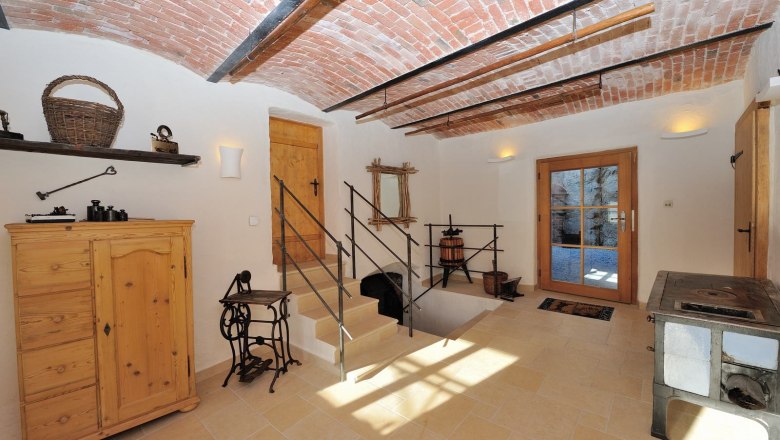 Heritage Dürnstein, © Gregor Semrad Innenraum mit Gewölbedecke, Holzmöbeln und antiken Gegenständen.