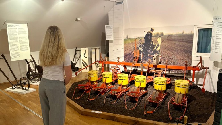 Österreichisches Zuckermuseum, © Stadtgemeinde Tulln Eine Frau betrachtet eine landwirtschaftliche Ausstellung im Zuckermuseum.