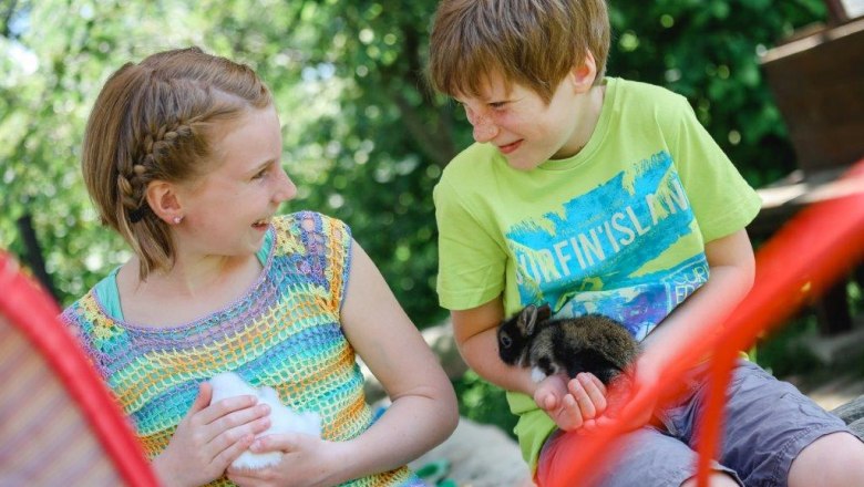kerndlerhof_kinder_mit_hasen_-schwarz-koenigat, © Doris Schwarz-Koenig kerndlerhof_kinder_mit_hasen_-schwarz-koenigat, © Doris Schwarz-Koenig