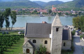 Kirche St. Lorenz, © Robert Schütz Kirche St. Lorenz mit Fluss und Dorf im Hintergrund.
