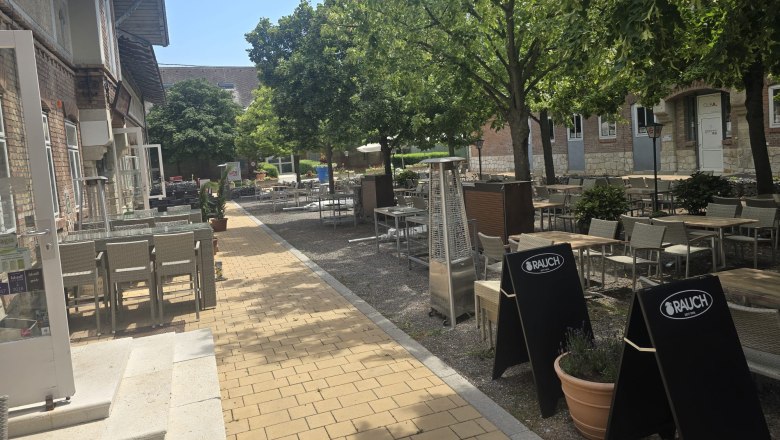 Felmayers Gastwirtschaft Schwechat, © Straubinger GmbH Felmayers Gastwirtschaft Schwechat, Gastgarten mit Tischen