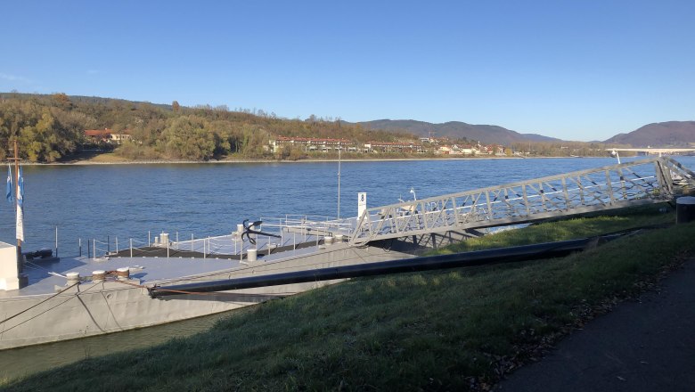 Anlegestelle Donaustation Nr. 8, © Donau NÖ Tourismus GmbH Anlegestelle an der Donau mit Brücke und Fluss im Hintergrund.