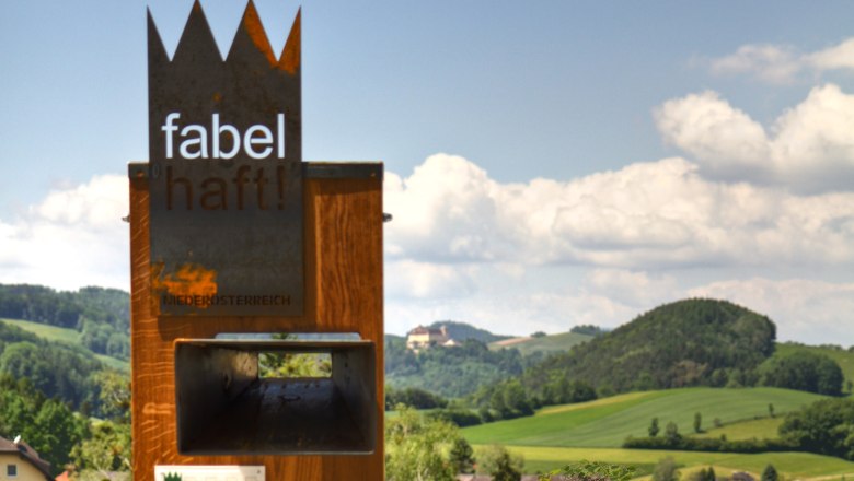 Fabelhafte Zeichen in der Buckligen Welt, © Nikolaus Pfusterschmid Metallskulptur mit der Aufschrift 'fabelhaft!' vor hügeliger Landschaft in Niederösterreich.