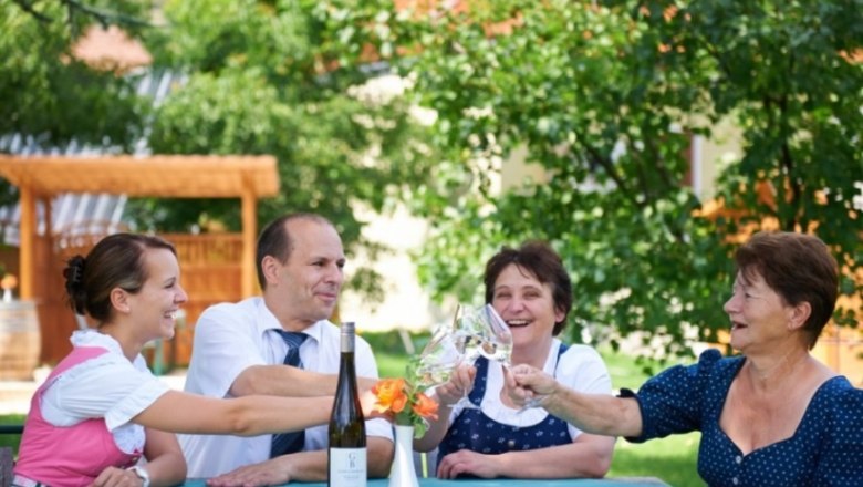 Wachauer Wein, © Paul Reiböck Vier Personen stoßen im Freien mit Weingläsern an.