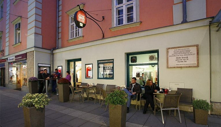 Colibri mit Schanigarten, © Susanne Karas Straßencafé mit Menschen, die draußen sitzen.