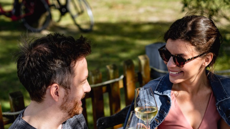 Gastgarten direkt an der Donau im Gasthof "Zum goldenen Anker", © Martina Siebenhandl Gastgarten direkt an der Donau im Gasthof "Zum goldenen Anker", Pärchen beim Essen