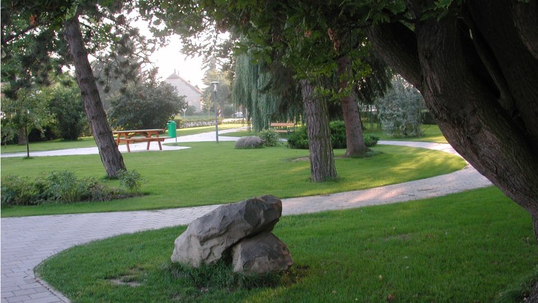 Park, © Gemeinde Ladendorf Ein gepflegter Park mit Bäumen, Wegen und Bänken.