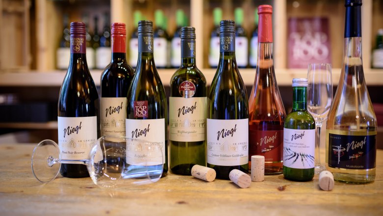 Weine des Weinguts Niegl, © Hermann Henzl Weine des Weinguts Niegl, © Hermann Henzl