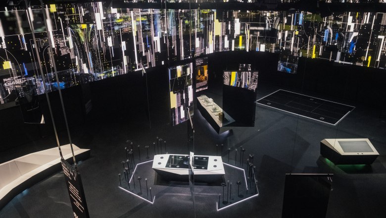 TD-Haus der Digitalisierung, © Leonardo Ramirez Rundum Flatscreen bedeckt die ganze Wand mit Blick nach unten auf die Ausstellung