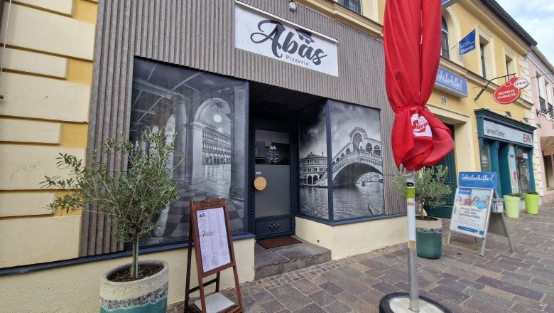 TDR-Abas Fassade außen, © DNÖ Kancer Restaurant von außen mit Schriftzug über Türe