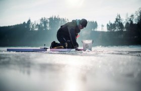 Bernhard Berger fischt bei Eis auf den Waldviertler Stauseen, © Daniel Gollner
