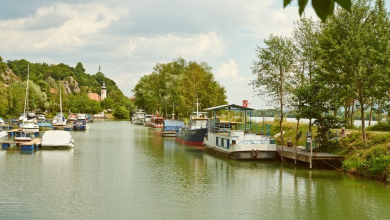 Marbacher Hafen, © Klaus Engelmayer Boote im Marbacher Hafen an einem bewölkten Tag.