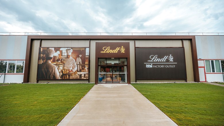 Lindt Factory Outlet, © Philipp Lipiarski Eingang des Lindt Factory Outlet mit großen Werbebannern.