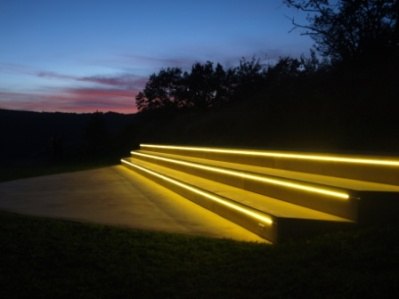 Schaubühne bei Nacht, © Alte Schmiede Beleuchtete Treppenstufen im Freien bei Sonnenuntergang.