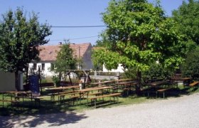 Heuriger Huth Außenansicht, © Weinbau & Heuriger Huth Heuriger Huth Außenansicht, © Weinbau & Heuriger Huth