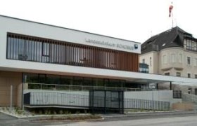 Landesklinikum, © Landesklinikum Scheibbs Modernes Gebäude des Landesklinikums mit Glasfassade und älterem Anbau.