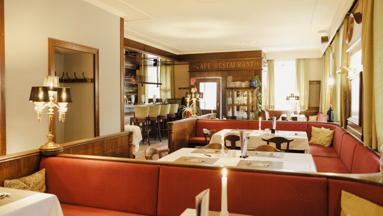Gemütliche Kaffeehaus-Atmosphäre, © Niederösterreich Werbung/Michael Reidinger Gemütliches Café-Restaurant mit roten Sitzbänken und eleganter Beleuchtung.