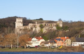 Ruine Weitenegg, © Wolfgang Raidl Ruine Weitenegg über einem Dorf am Flussufer.