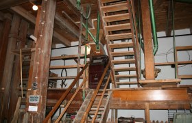 Schaumühle, Innenansicht, © Schrattenberg Innenansicht einer alten Mühle mit Holztreppen und Maschinen.