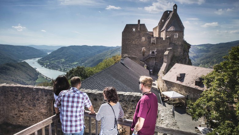 Ausblick von der Burgruine Aggstein, © Daniela Matejschek Menschen auf einer Burg mit Blick auf Fluss und Berge.