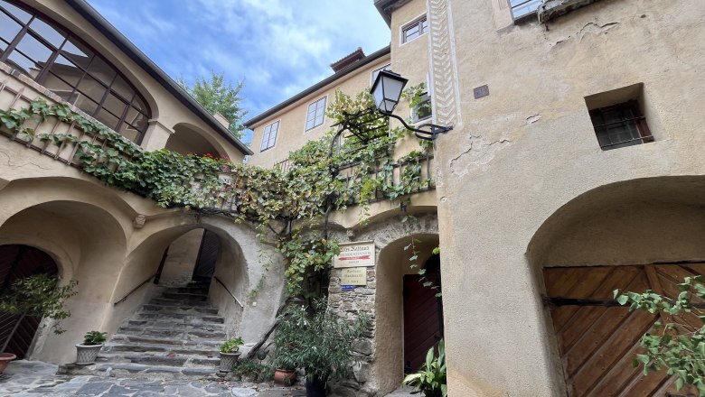 Pension Altes Rathaus in Dürnstein, © Familie Fürtler Historisches Gebäude mit Arkaden und Pflanzen in Dürnstein.