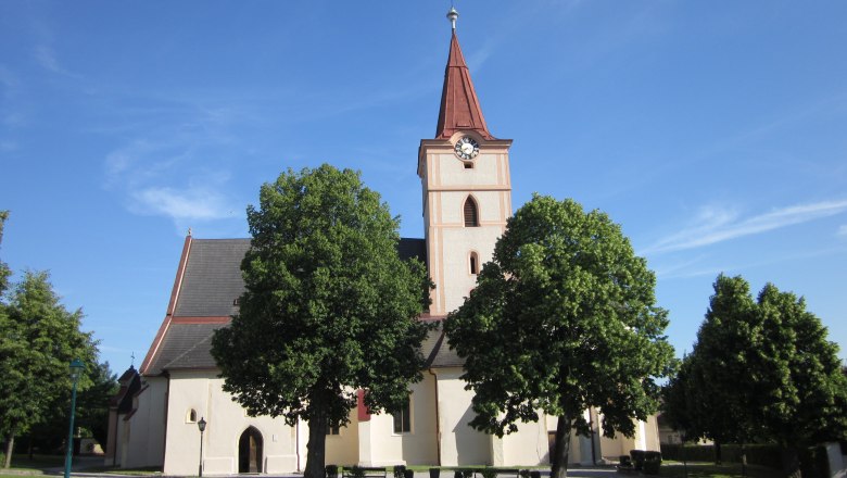 Pfarrkirche Pyhra, © zVg Gemeinde Pyhra Pfarrkirche Pyhra mit Turm und Bäumen im Vordergrund.