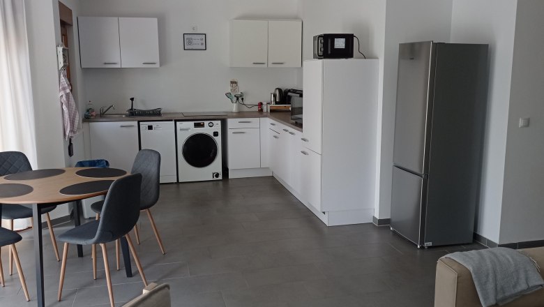 Lounge Michlfarm Wohnküche, © michlfarm Wohnküche mit Waschmaschine und Esstisch