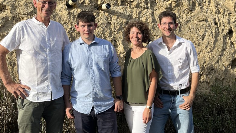 Familie Reinberger, © Weinbau Reinberger Familie Reinberger vor einer Lösswand