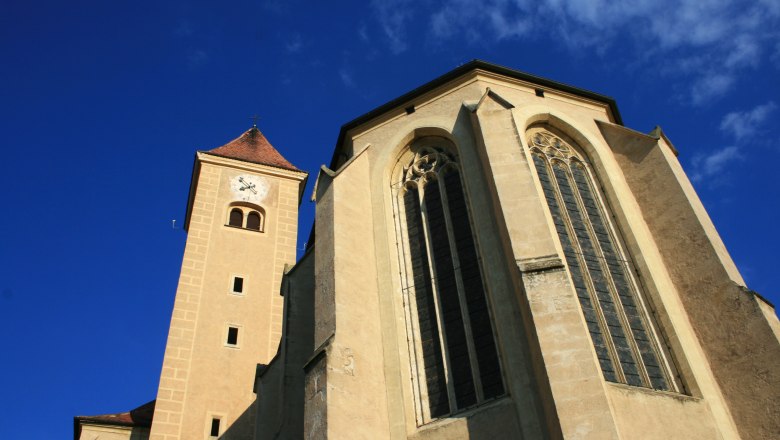Hl. Blutkirche Pulkau, © Fotoclub Pulkau Ansicht der Hl. Blutkirche in Pulkau mit Turm und gotischen Fenstern vor blauem Himmel.