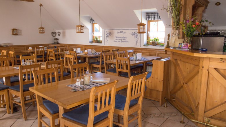 Winzerhof Küssler, © Winzerhof Küssler Gemütlicher Gastraum mit Holzmöbeln und Dekorationen.