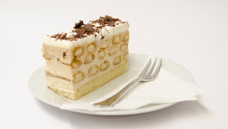 Cafe Lechner Malakofftorte, © Bäckerei Lechner Ein Stück Malakofftorte auf einem Teller mit einer Gabel.