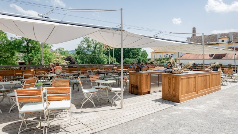 Terrasse im Restaurant Kräutergarten, © SKB Terrasse mit Tischen und Stühlen