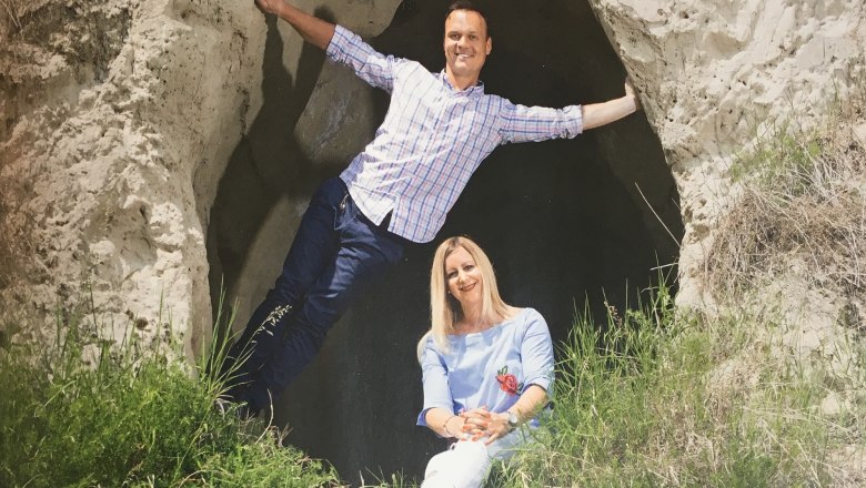 Weingut Hauleitner, © Regina Hügeli Zwei Personen posieren vor einer Felsenhöhle.