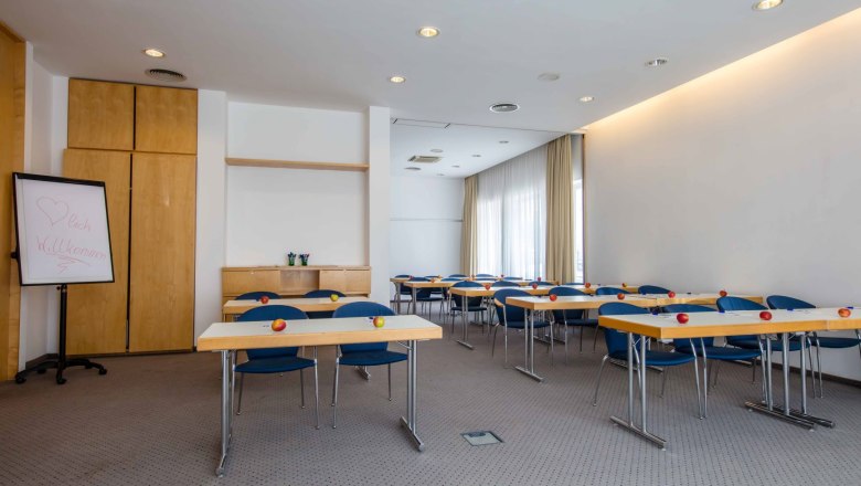 Seminarraum-80, © Franz Klinglhuber GmbH Ein Seminarraum mit Tischen, Stühlen und Äpfeln auf den Tischen.