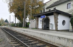 Bahnhof Zöbing, © Roman Zöchlinger Kleiner Bahnhof mit Gleisen und Wartehäuschen in Zöbing.