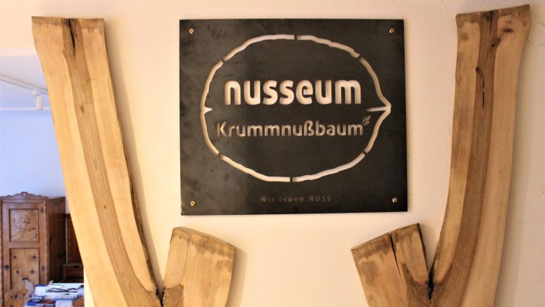 Nusseum Krummnußbaum, © Johann Peham Schild des Nusseum Krummnußbaum mit Holzdekoration.
