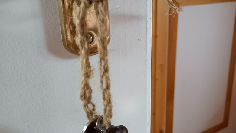 Hereinspaziert, © Familie Fleischmann Türgriff mit Traubenanhänger aus Holz.