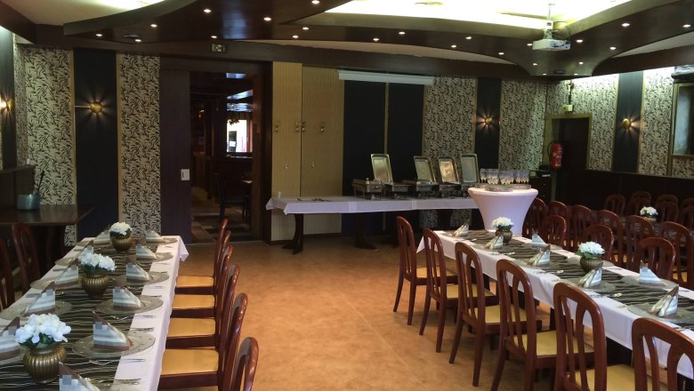 Dobersberger Schlossstüberl Handl, © Dobersberger Schlossstüberl Handl Eleganter Speisesaal mit gedeckten Tischen und Stühlen.