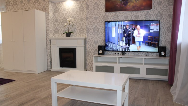 Haus Donau Wohnzimmer, © Haus Donau, Hr. Benesics Weißer Couchtisch im Wohnzimmer mit Fernseher