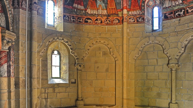 Karner Tulln, Innenaufnahme, © Hannes Eder Innenraum des Karner im Erdgeschoss mit Fresken an den Wänden