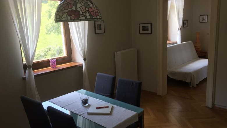 Ehemalige Bahnwärterwohnung mit herrlichem altem Fischgrätparkettboden, © M. Schorn Ehemalige Bahnwärterwohnung mit herrlichem altem Fischgrätparkettboden, © M. Schorn