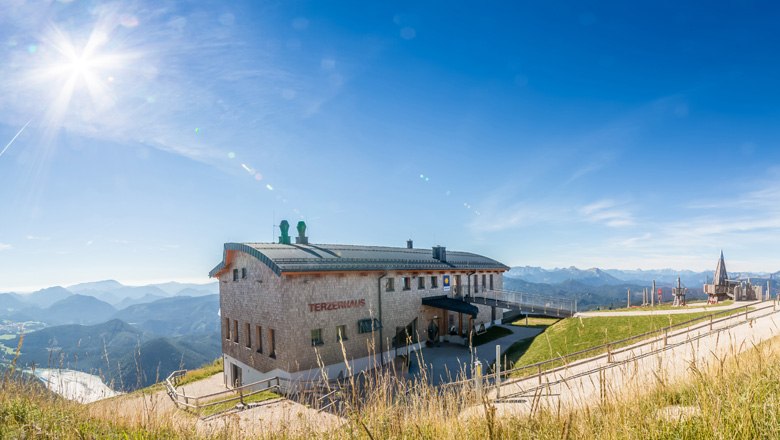 Am Gipfel der Gemeindealpe: Das Terzerhaus, © Lindmoser Das Terzerhaus auf der Gemeindealpe bei sonnigem Wetter mit Bergpanorama im Hintergrund.