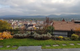 Aussicht über Krems, © Familie Gföhler Blick über die Stadt Krems mit Häusern, Hügeln und bewölktem Himmel im Hintergrund.