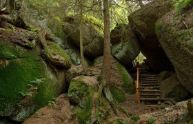 Luaga Lucka, Naturerlebnis, © Waldviertel Tourismus, Matthias Schickhofer Eingebettet zwischen majestätischen Felsen und üppigem Grün, lädt dieser geheimnisvolle Ort zu einem unvergesslichen Naturerlebnis ein. Die sanften Lichtstrahlen, die durch die Baumkronen fallen, schaffen eine magische Atmosphäre, die Wanderer und Naturliebhaber gleichermaßen verzaubert.