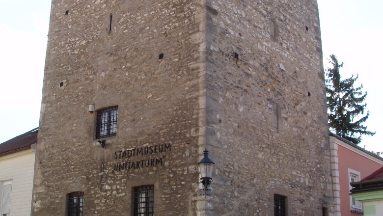 Stadtmuseum Ungarturm Bruck/L., © Wolfgang Gruber Der Ungarturm in Bruck an der Leitha, ein historisches Gebäude aus Stein mit kleinen Fenstern, beherbergt das Stadtmuseum.