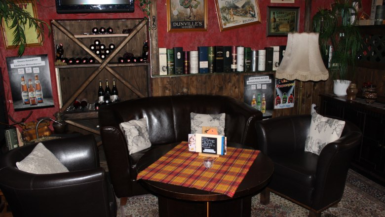 gemütliche Sitzecke, © Mary´s Scottish Coffeepub Gemütliche Sitzecke mit Ledersesseln, Tisch und Dekoration in einem rustikalen Raum.