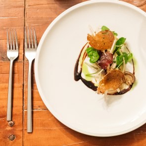 Im Vinzenz Pauli gibt es kreative vegetarische und vegane Gerichte mit regionalen Zutaten, © Niederösterreich Werbung/Mara Hohla Speisenfoto: Chicorée mit Balsamico-Essig, Zwetschken-Reduktion, Shiitake aus Perschling